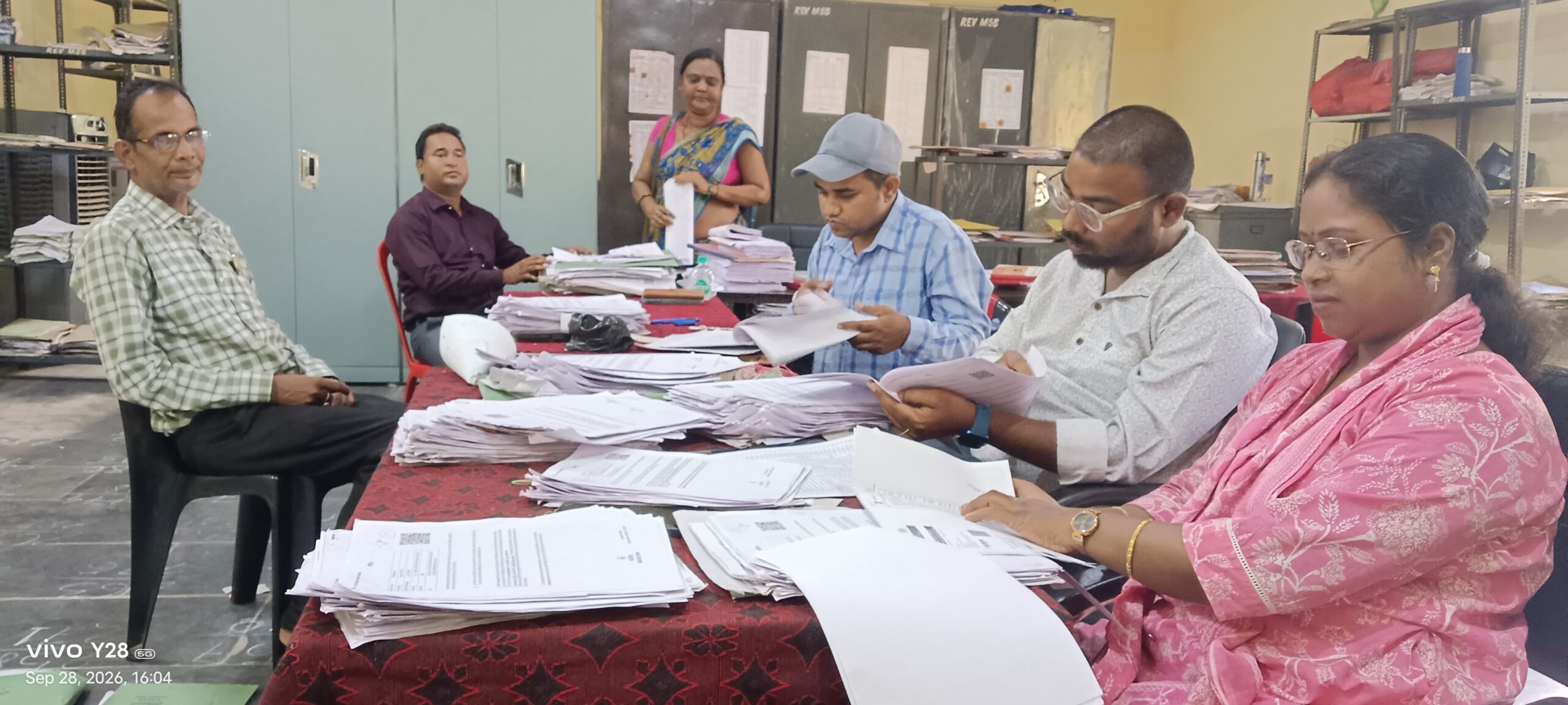 मुसाबनी अंचल कार्यालय में एसआईआर के नोटिस पर जमा आवेदनों की जांच तेज