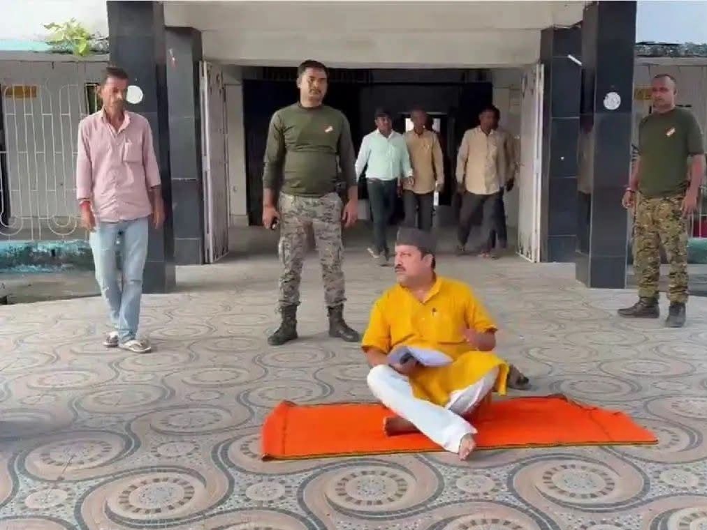 अपनी ही सरकार के खिलाफ धरने पर बैठे भाजपा विधायक विनय बिहारी, कलेक्ट्रेट में गमछा बिछाकर किया प्रदर्शन