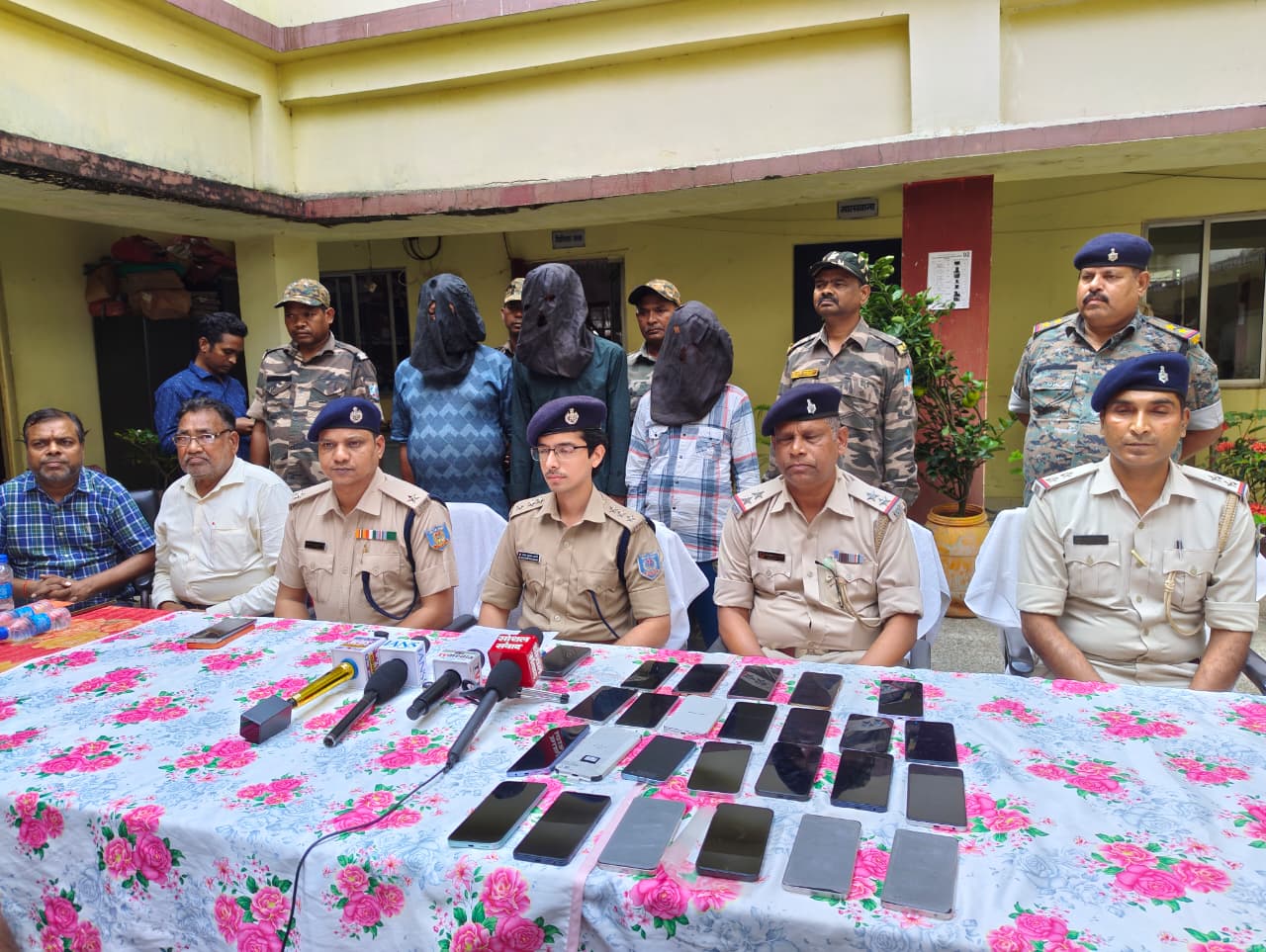 चक्रधरपुर में मोबाइल चोर गिरोह का भंडाफोड़, तीन गिरफ्तार; 21 मोबाइल बरामद